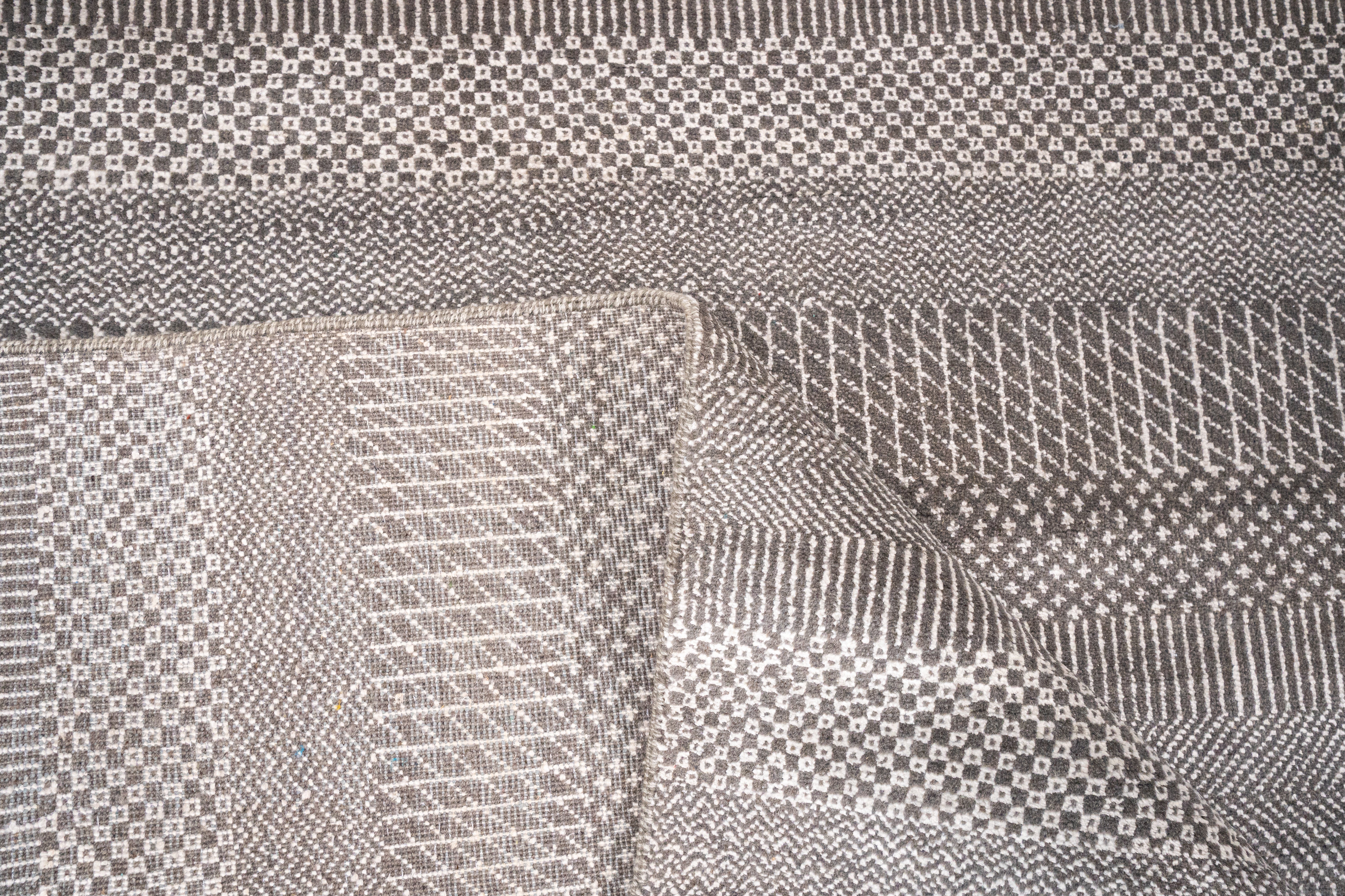 Handknotted Carpet, DIA - 146 MCN, Grey Silver